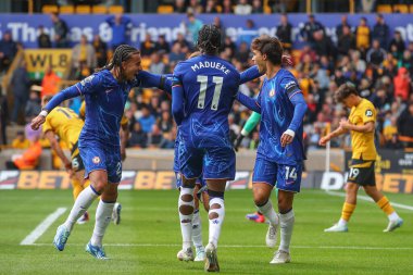Chelsea 'den Joo Flix, Premier League maçında Wolverhampton Wanderers Chelsea' ye karşı 25 Ağustos 2024 'te Molineux, Wolverhampton, İngiltere' de 2-6 'lık galibiyet golünü kutluyor.