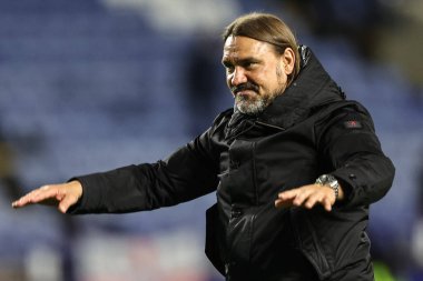 Leeds United takımının teknik direktörü Daniel Farke, 23 Ağustos 2024 'te Hillsborough, Sheffield, İngiltere' de oynanan Sky Bet Şampiyonası maçında Sheffield Wednesday-Leeds United maçında 0-2 kazandıktan sonra seyyar taraftarları selamlıyor.