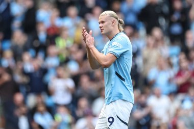 Manchester City 'den Erling Haaland, 24 Ağustos 2024 tarihinde Etihad Stadyumu' nda oynanan Premier League maçında taraftarları alkışlıyor.