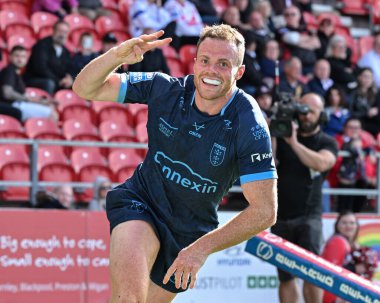 Hull KR 'dan Joe Burgess, 24 Ağustos 2024' te St Helens vs Hull KR 'da oynanan Betfred Süper Lig 23. Maçı' nda 6-36 Hull 'a ulaşma çabalarını dördüncü kez kutluyor.