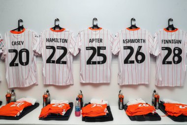 Blackpool 'un üçüncü tişörtü ise 24 Ağustos 2024' te Birleşik Krallık 'taki Abbey Stadyumu' nda oynanan Cambridge United-Blackpool maçının önünde soyunma odasında asılı duruyor.