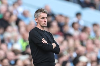 Ipswich Town 'un Kieran McKenna teknik direktörü 24 Ağustos 2024 tarihinde Etihad Stadyumu' nda oynanan Premier League maçında Manchester City ile Ipswich Town maçına bakıyor.