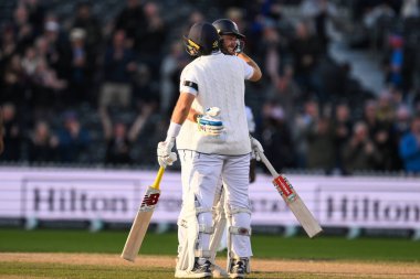 İngiltere 'den Chris Woakes ve İngiltere' den Joe Root, 24 Ağustos 2024 'te Old Trafford, Manchester, Birleşik Krallık' ta 1. Rothesay Test Maçı 'nı kazandı.