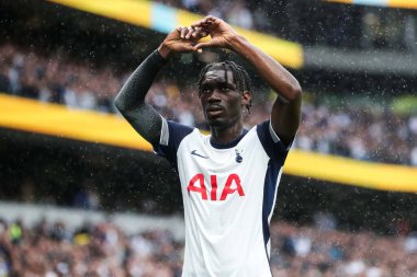 Tottenham Hotspur takımından Yves Bissouma, Premier League maçında Tottenham Hotspur 'un Everton' a karşı oynadığı Tottenham Hotspur Stadyumu 'nda 24 Ağustos 2024' te attığı ilk golü kutluyor.