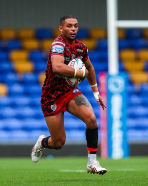 Londra Broncos takımından Matt Davies, 25 Ağustos 2024 'te Plough Lane, Wimbledon, İngiltere' de oynanan Betfred Süper Lig 23. Maçı 'nda topla koşuyor.