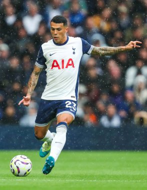 Tottenham Hotspur 'dan Pedro Porro, Premier League maçında Tottenham Hotspur' a karşı Everton Tottenham Hotspur Stadyumu, Londra, 24 Ağustos 2024 'te karşı karşıya geldi.