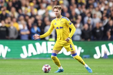 Leeds United takımından Joe Rodon, 23 Ağustos 2024 'te Sheffield Wednesday, Hillsborough, Sheffield, İngiltere' de Leeds United 'a karşı oynadığı Sky Bet Şampiyonası maçında topla birlikte.
