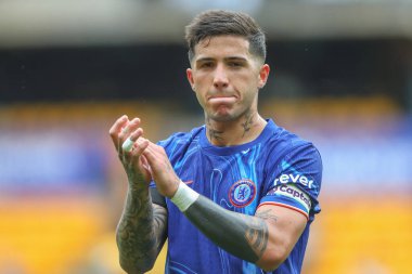 Chelsea 'den Enzo Fernnndez, Premier League maçından sonra Molineux, Wolverhampton, Birleşik Krallık' ta oynanan Wolverhampton Wanderers-Chelsea maçında deplasman taraftarlarını alkışlıyor.
