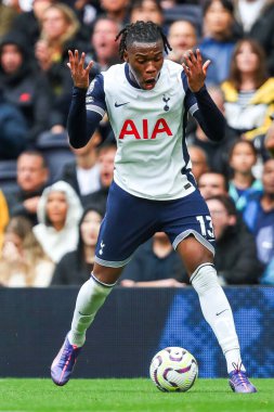 Tottenham Hotspur 'dan Destiny Udogie, Premier League maçında Everton' dan Jack Harrison 'a Tottenham Hotspur Everton' a karşı Tottenham Hotspur Stadyumu, Londra, 24 Ağustos 2024 'te oynanan karşılaşmada faul yaptıktan sonra tepki gösterdi.