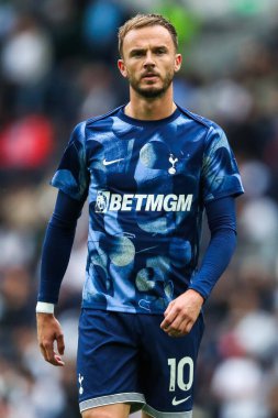 Tottenham Hotspur 'dan James Maddison, Tottenham Hotspur' a karşı Everton Premier Lig karşılaşması öncesinde ısınıyor.