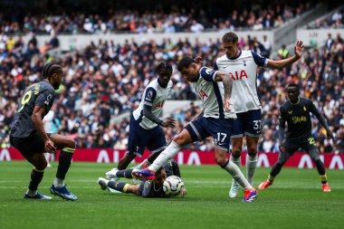 Everton 'dan Dwight McNeil, Tottenham Hotspur' un Everton 'a karşı oynadığı Premier League maçında tökezledi. Tottenham Hotspur Stadyumu, Londra, 24 Ağustos 2024