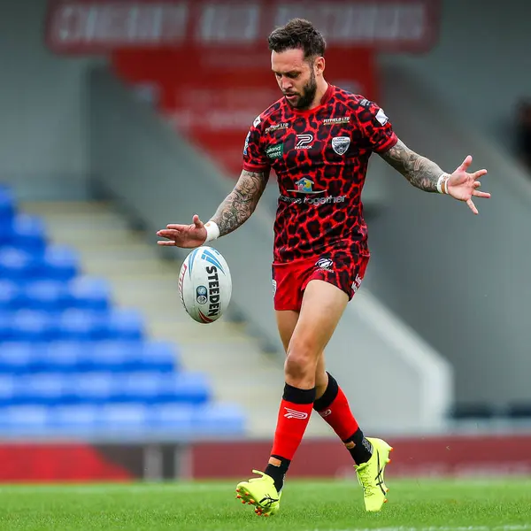 Leoparlar 'dan Gareth OBrien, Betfred Süper Lig 23. Raundda Plough Lane, Wimbledon, İngiltere' de Londra Broncos - Leopards maçında topa vuruyor.