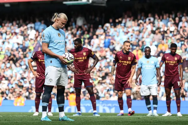 Manchester City 'den Erling Haaland 24 Ağustos 2024' te Etihad Stadyumu 'nda oynanan Premier League maçında penaltı noktasında duruyor.