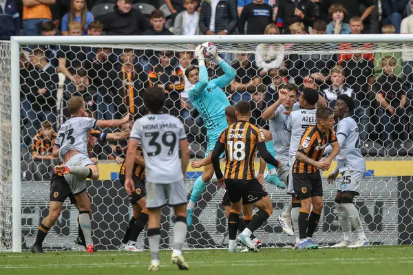Hull City 'den Ivor Pandur, 24 Ağustos 2024' te MKM Stadyumu 'nda oynanan Hull City ve Millwall maçında topu köşeden yakalıyor.