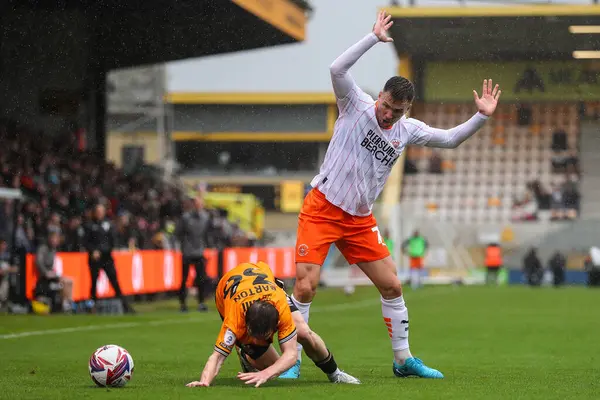 Blackpool 'dan Lee Evans, 24 Ağustos 2024' te Cambridge 'deki Abbey Stadyumu' nda oynanan Cambridge United-Blackpool maçında Cambridge United takımından Dan Barton 'a faul yaptı.