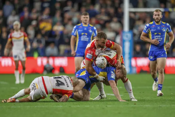 Katalan Ejderhaları 'ndan Theo Fages, Katalan Ejderhaları' ndan Mike McMeeken ve Katalan Ejderhaları 'ndan Alrix Da Costa, Betfred Süper Lig 23. Round karşılaşmasında Leeds Rhinos' a karşı Katalanca Ejderhalar Stadyumu 'nda oynadılar.