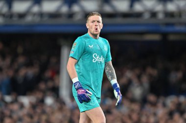 Everton 'dan Jordan Pickford, Everton' dan Dwight McNeil 'i, 27 Ağustos 2024' te Goodison Park, Liverpool 'da oynanan Carabao Kupası maçında Everton, Doncaster Rovers' a karşı 1-0 Everton 'lık galibiyetini kutluyor.