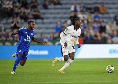 Leicester City 'den Ricardo PEREIRA ve Tranmere Rovers takımından Omari PATRICK, 27 Ağustos 2024' te King Power Stadyumu 'nda oynanan Leicester City - Tranmere Rovers maçında top için mücadele ettiler.