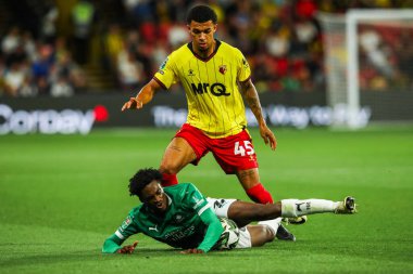 Watford faul takımından Ryan Andrews Carabao Kupası karşılaşmasında Plymouth Argyle takımından Nathanael Ogbeta 'ya karşı Vicarage Road, Watford, Birleşik Krallık, 27 Ağustos 2024