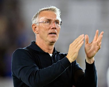 Nigel ADKINS - Tranmere Rovers Manager, 27 Ağustos 2024 'te King Power Stadyumu' nda oynanan Leicester City - Tranmere Rovers maçında taraftarlara teşekkür eder.