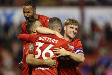 Barnsley 'den Max Watters, 27 Ağustos 2024' te Oakwell, Barnsley, İngiltere 'de oynanan Carabao Kupası Barnsley-Sheffield United maçında 1-0 kazanma golünü kutluyor.