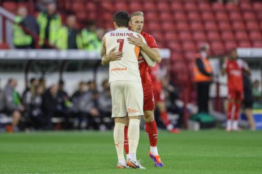 Barnsley 'den Gabriel Slonina, Barnsley' li Marc Roberts 'ı Carabao Kupası maçından önce Oakwell, Barnsley, Birleşik Krallık' ta Barnsley-Sheffield United maçında kucaklıyor.
