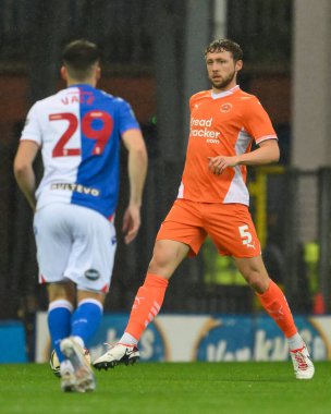 Blackpool 'dan Matthew Pennington, Blackburn Rovers' ın 27 Ağustos 2024 'te Ewood Park, Blackburn' de oynadığı Carabao Kupası karşılaşmasında görev başında.