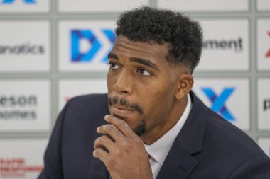 Barnsley 'li Donovan Pines, 27 Ağustos 2024' te İngiltere 'nin Oakwell kentinde oynanan Carabao Kupası Barnsley-Sheffield United maçında basın toplantısında konuşma yaptı.