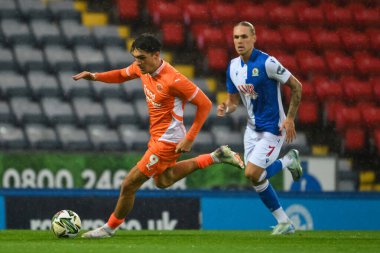Blackpool 'dan Kyle Joseph, 27 Ağustos 2024' te Blackburn Park, Blackburn, İngiltere 'de oynanan Blackburn Rovers - Blackpool Carabao Kupası maçında topa vuruyor.