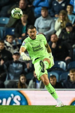 Blackpool 'dan Richard O' Donnell, 21 Ağustos 2024 'te Blackburn Rovers' a karşı oynanan Carabao Kupası karşılaşmasında topu sahaya sürüyor.