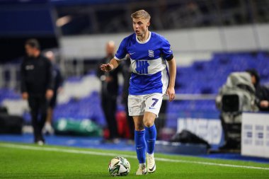 Birmingham City 'den Emil Hansson, 27 Ağustos 2024' te Birmingham City, Birmingham Fulham 'a karşı oynanan Carabao Kupası karşılaşmasında topu bırakıyor.