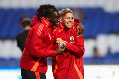 Fulham 'dan Calvin Bassey ve Fulham' dan Emile Smith Rowe, 27 Ağustos 2024 'te Birmingham City' nin St.Andrews, Birmingham, Birleşik Krallık 'ta oynadığı Carabao Kupası karşılaşması öncesinde oynanan ısınma öncesi bir espriyi paylaşıyorlar.