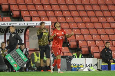 Barnsley 'li Kyran Lofthouse, Barnsley' li Aiden Marsh 'ın yerine getirildi. Barnsley, Sheffield United' a karşı 27 Ağustos 2024 'te Oakwell, Barnsley, İngiltere' de oynanan Carabao Kupası maçında.