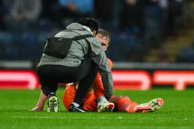 Blackpool 'dan Ryan Finnigan, 21 Ağustos 2024' te Blackburn Parkı 'nda oynanan Blackburn Rovers-Blackpool maçında yaralandığı için tedavi görüyor.