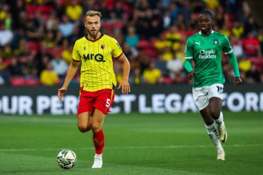 Watford 'dan Ryan Porteous, Carabao Kupası karşılaşmasında Plymouth Argyle takımından Mustafa Bundu' nun baskısı altında. Watford - Plymouth Argyle - Vicarage Road, Watford, Birleşik Krallık, 27 Ağustos 2024