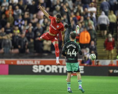 Barnsley 'den Barry Cotter ve Sheffield United takımından Sam McCallum, 27 Ağustos 2024' te Oakwell, Barnsley, İngiltere 'de oynanan Barnsley-Sheffield United maçında yüksek top mücadelesi verdiler.