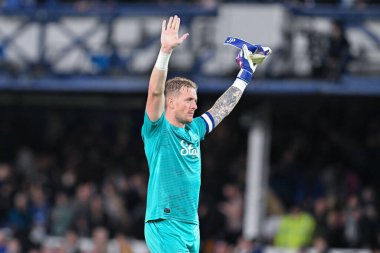 Everton 'dan Jordan Pickford, 27 Ağustos 2024' te Goodison Park, Liverpool 'da oynanan Everton-Doncaster maçında tam zamanlı sonucu kutluyor.