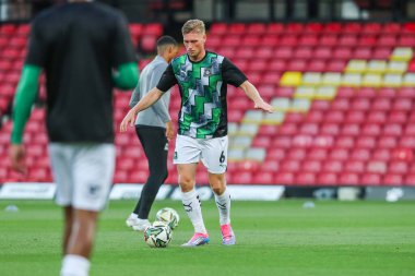 Plymouth Argyle takımından Kornel Szucs, Carabao Kupası karşılaşmasından önce ısınıyor Watford - Plymouth Argyle, Vicarage Road, Watford, Birleşik Krallık, 27 Ağustos 2024