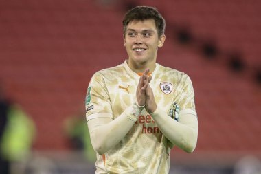 Barnsley 'den Gabriel Slonina, Carabao Kupası maçından sonra Oakwell, Barnsley, Barnsley, İngiltere' de oynanan Barnsley-Sheffield United maçında ev sahibi taraftarları alkışlıyor.