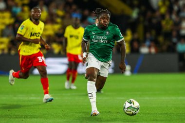 Plymouth Argyle takımından Michael Obafemi, 27 Ağustos 2024 'te Watford - Plymouth Argyle maçında topa vurdu.