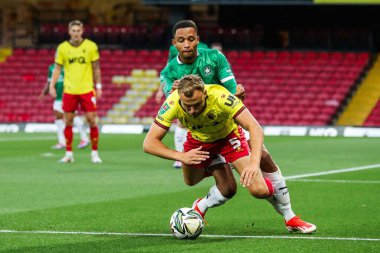 Plymouth Argyle takımından Brendan Galloway, Carabao Cup maçında Watford 'a karşı Plymouth Argyle maçında faul yaptı, Watford, Birleşik Krallık, 27 Ağustos 2024