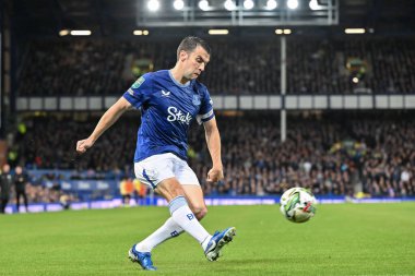 Everton 'dan Samus Coleman, 27 Ağustos 2024' te Goodison Park, Liverpool 'da oynanan Everton-Doncaster maçında topu çaprazlıyor.