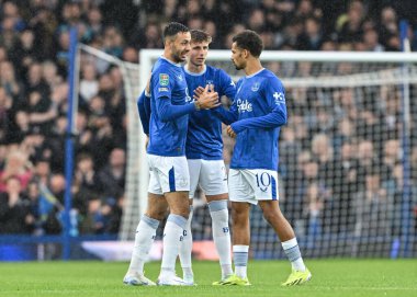 Everton 'dan Dwight McNeil, Everton' dan Jesper Lindstrm ve Everton 'dan Iliman Ndiaye 27 Ağustos 2024' te Goodison Park, Liverpool 'da oynanan Carabao Kupası karşılaşmasında birbirlerini cesaretlendirdiler.