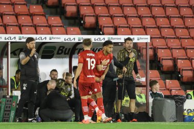 Barnsley 'li Kyran Lofthouse, Barnsley' li Aiden Marsh 'ın yerine getirildi. Barnsley, Sheffield United' a karşı 27 Ağustos 2024 'te Oakwell, Barnsley, İngiltere' de oynanan Carabao Kupası maçında.