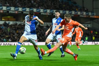 Blackpool 'dan Elliot Embleton, Blackburn Rovers' a karşı 27 Ağustos 2024 'te Ewood Park, Blackburn, Birleşik Krallık' ta oynanan Carabao Kupası karşılaşmasında topu çaprazlıyor.