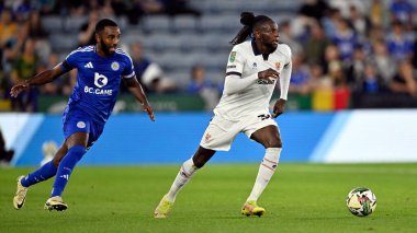 Tranmere Rovers 'dan Omari PATRICK Leicester City' den Ricardo PEREIRA 'nın 27 Ağustos 2024' te King Power Stadyumu 'nda Leicester City - Tranmere Rover maçında top ile saldırıyor.