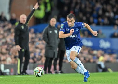 Everton 'dan Samus Coleman, 27 Ağustos 2024' te İngiltere 'nin Liverpool kentinde Goodison Park' ta oynanan Everton-Doncaster maçında topu ileri atıyor.
