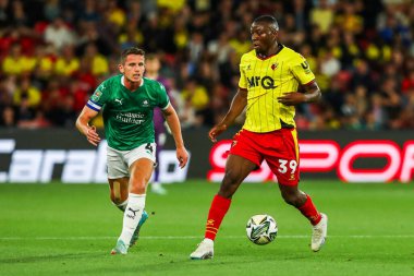 Watford 'dan Edo Kayembe, Carabao Kupası karşılaşmasında Plymouth Argyle takımından Jordan Houghton tarafından 27 Ağustos 2024' te Watarage Road, Watford, İngiltere 'de oynanan Plymouth Argyle maçında baskı altına alındı.