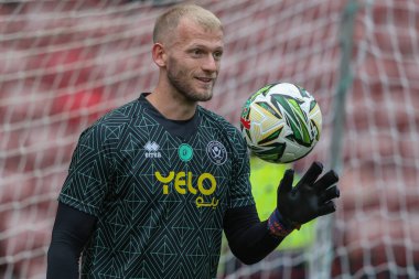 Sheffield United takımından Adam Davies, Carabao Kupası maçında ısınma turunda Barnsley-Sheffield United 'a karşı Oakwell, Barnsley, Birleşik Krallık' ta 27 Ağustos 2024