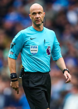 Anthony Taylor, Tottenham Hotspur 'un Everton' a karşı oynadığı Premier Lig maçına bakıyor. Tottenham Hotspur Stadyumu, Londra, 24 Ağustos 2024